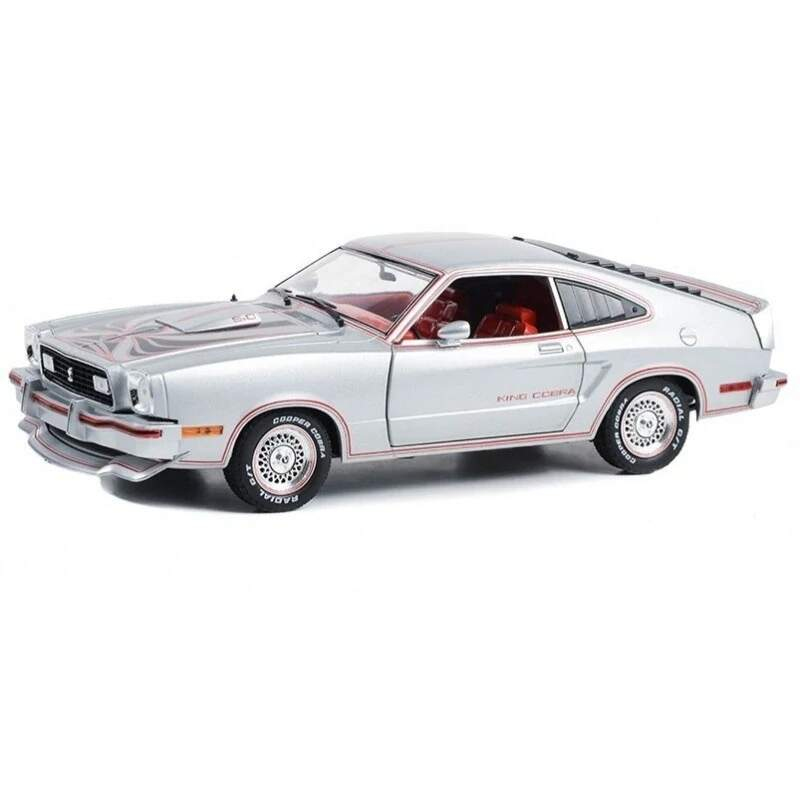 Model Ford Mustang II King Cobra in Silver Metallic with Red and Black Stripes - 1:18 Greenlight - Modely aut a&nbsp;motorek